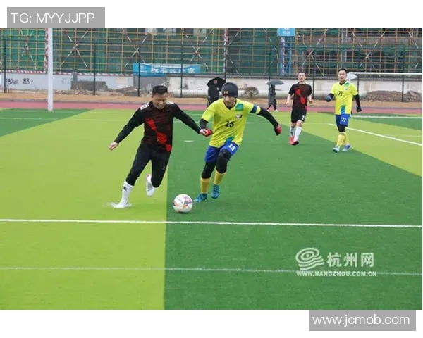 美国足球球星开车驰骋公路展现运动激情与自由风采