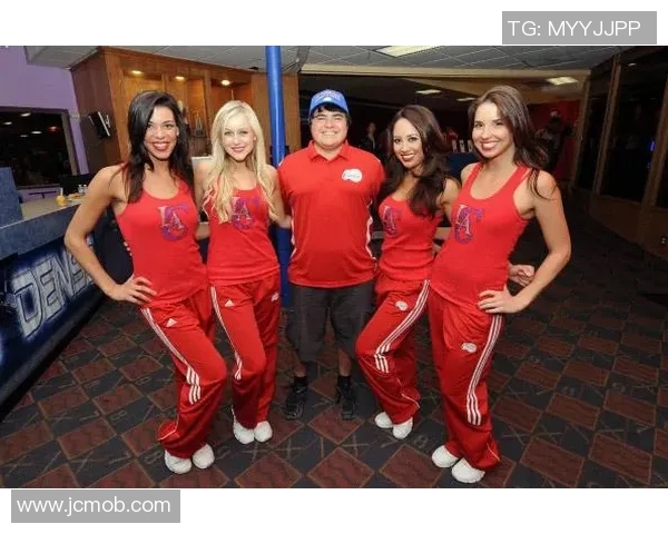 足球巨星与拉拉队亲密合影瞬间曝光 热血场面引爆全场欢呼